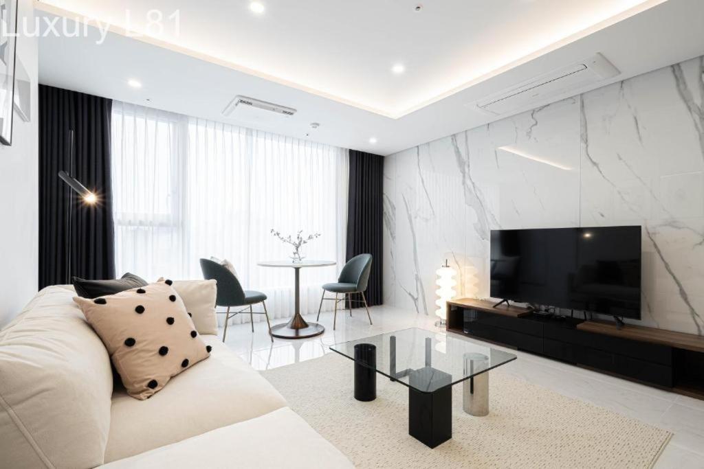 Angia Luxury Apartment Inside Landmark 81 Tower Ho-Chi-Minh-Stadt Exterior foto